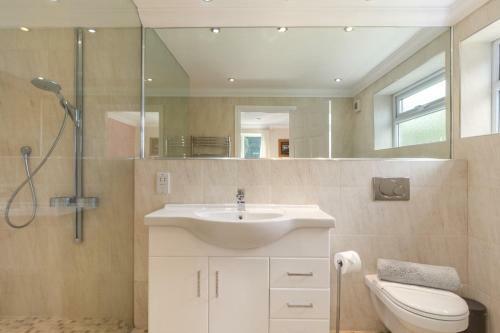 Sunningdale - Beach Side Cottage, Sea Views, Parking