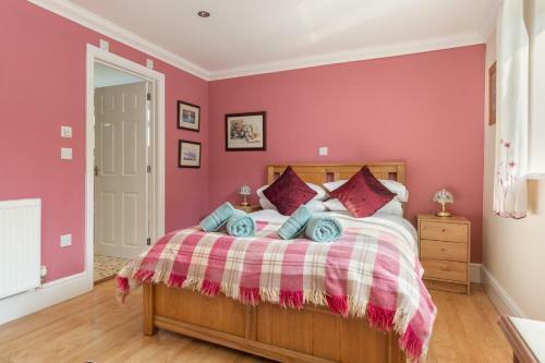 Sunningdale - Beach Side Cottage, Sea Views, Parking