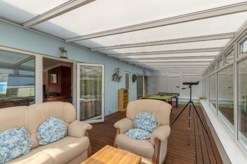 Sunningdale - Beach Side Cottage, Sea Views, Parking