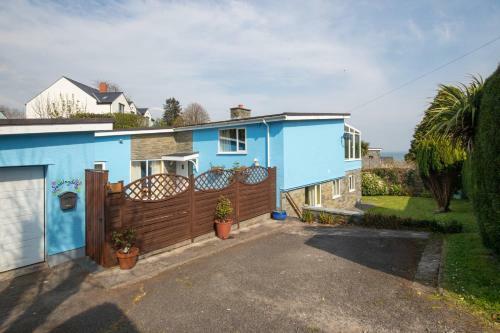 Sunningdale - Beach Side Cottage, Sea Views, Parking