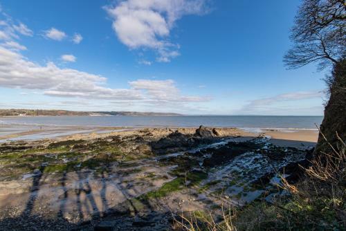 Sunningdale - Beach Side Cottage, Sea Views, Parking