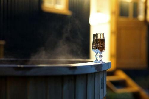 Romantic Shepherd's Hut With Own Hot Tub