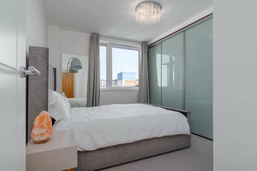 Stunning & Serene Apartment With A Lovely View In Ealing