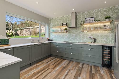 Solace - Beautiful Cottage, Views Over The Wooded Valley