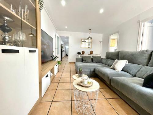 Beautiful Sunny Apartment 10 Min. From The Beach