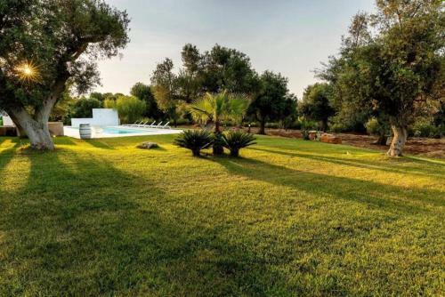Superb Villa With Private Swimming Pool Near The Beach