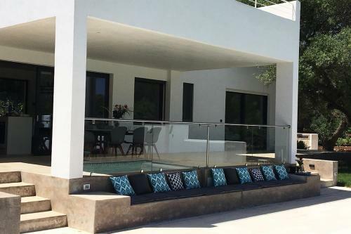 Superb Villa With Private Swimming Pool Near The Beach