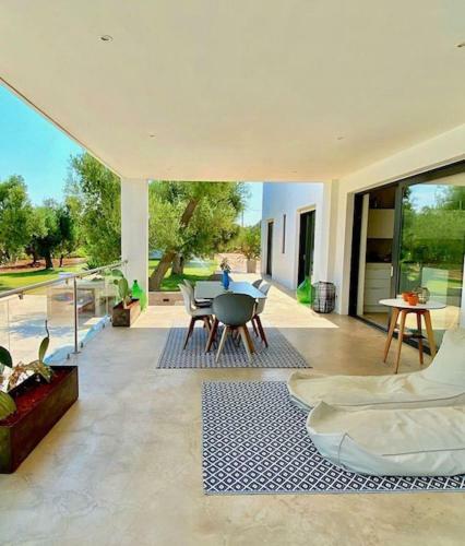 Superb Villa With Private Swimming Pool Near The Beach