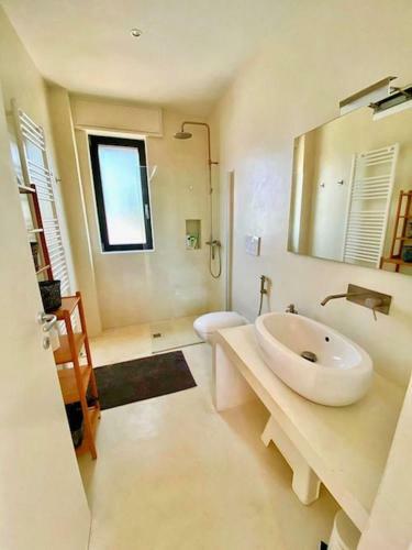 Superb Villa With Private Swimming Pool Near The Beach