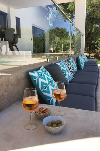 Superb Villa With Private Swimming Pool Near The Beach