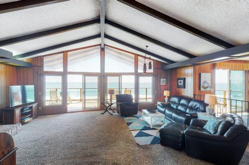 2489 Ocean Street Main