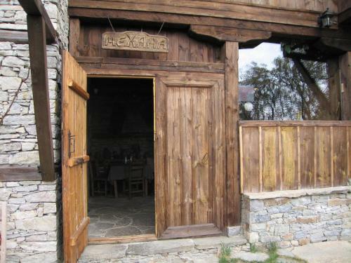Hostal Family Hotel Byalata Kashta