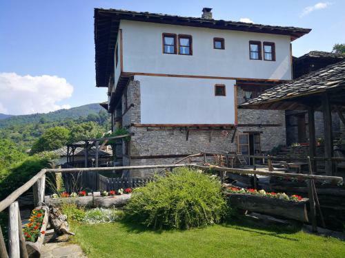 Hostal Family Hotel Byalata Kashta