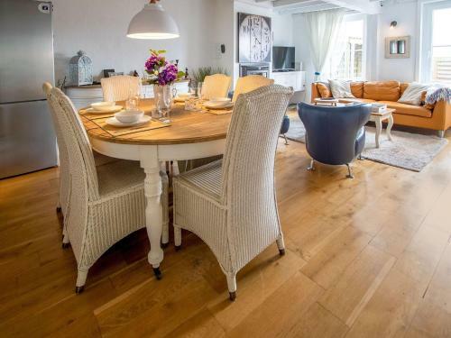 Attractive Holiday Home In Stavele Near River