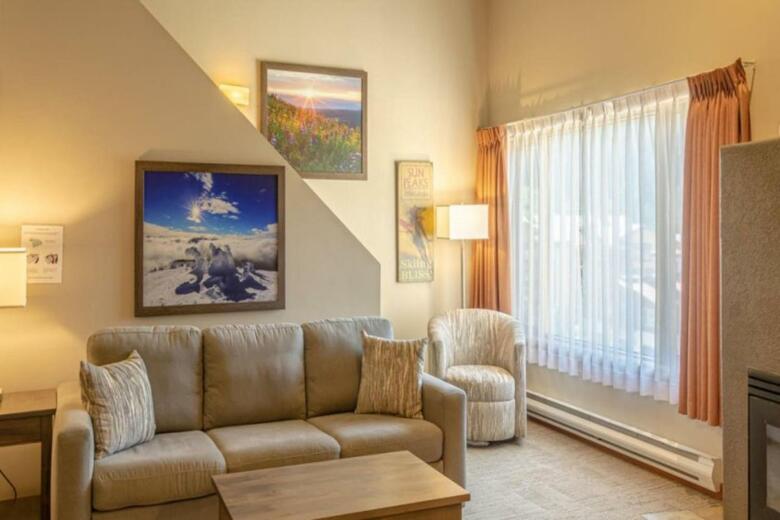 Nancy Greene's Cahilty Lodge - Hotel Room