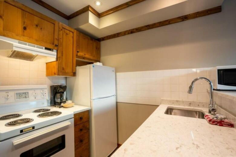 Nancy Greene's Cahilty Lodge - Hotel Room