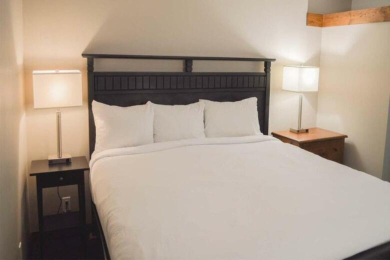Nancy Greene's Cahilty Lodge - Hotel Room