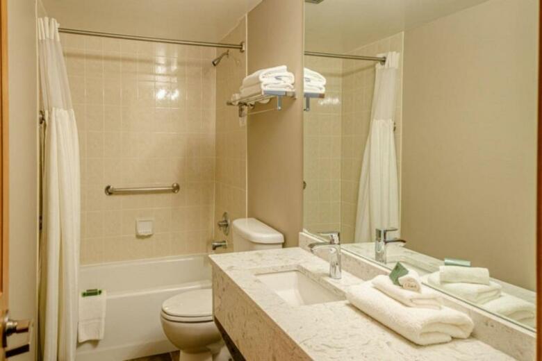 Nancy Greene's Cahilty Lodge - Hotel Room