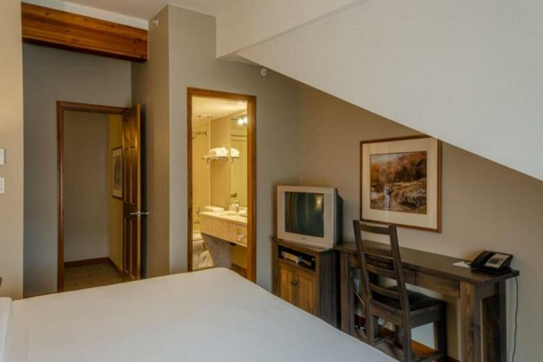 Nancy Greene's Cahilty Lodge - Hotel Room