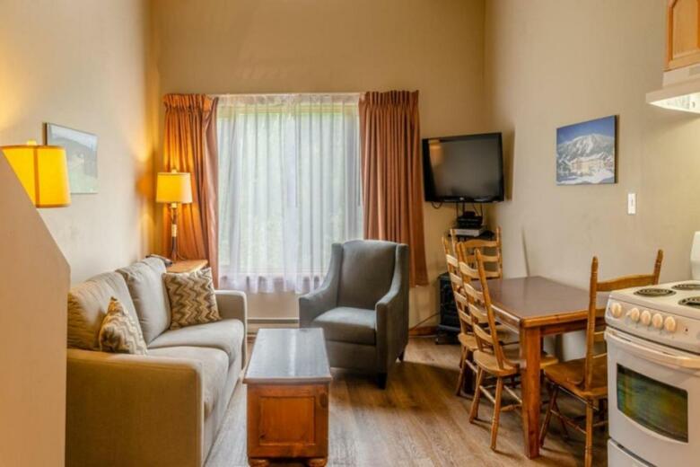 Nancy Greene's Cahilty Lodge - Hotel Room