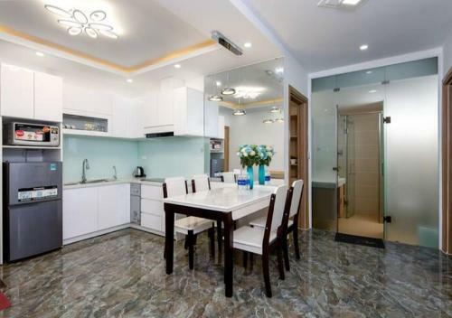 Luxury Apartment With Balcony And Ocean View