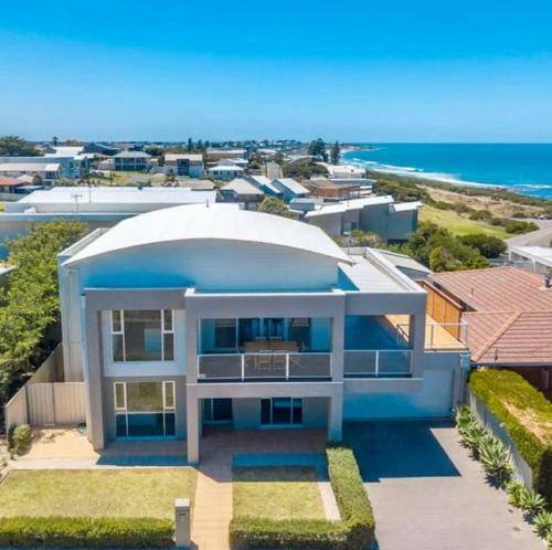 Karibu Beach Retreat, Panoramic Sea Views, 4 Bdrms