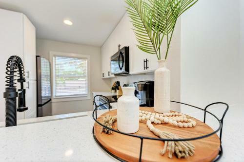 Beautiful 2 Bedroom Home Near Beach