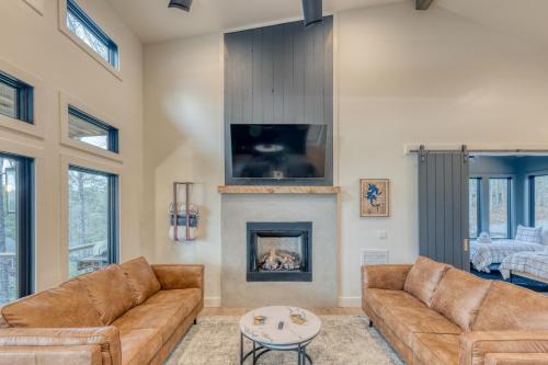 Lantern Landing Modern Rustic Lake House Back Deck Backyard Fire Pit 3bed Bath And Lake Access