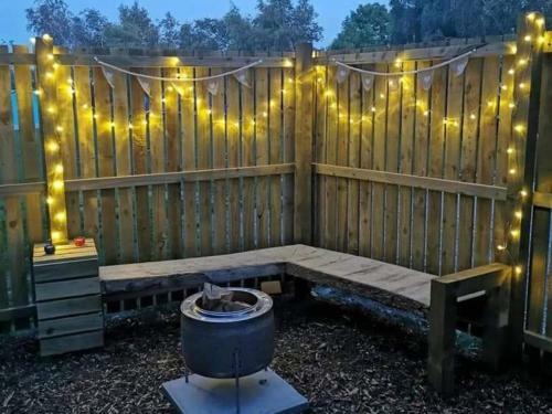 Cosy Forest Pod With Wood Fired Hot Tub & Fire Pit