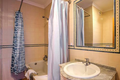 Casa Fonte Santa Com Dois Quartos, Piscina E Estacionamento