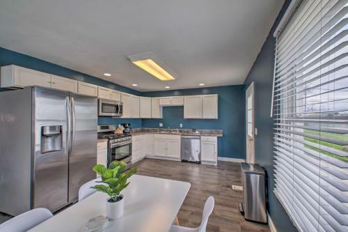 Modern Fort Wayne Home With Yard - 3 Mi To Dtwn