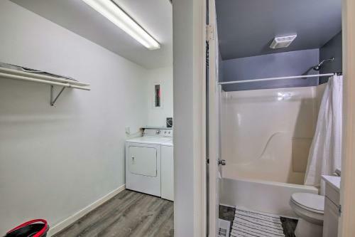 Modern Fort Wayne Home With Yard - 3 Mi To Dtwn