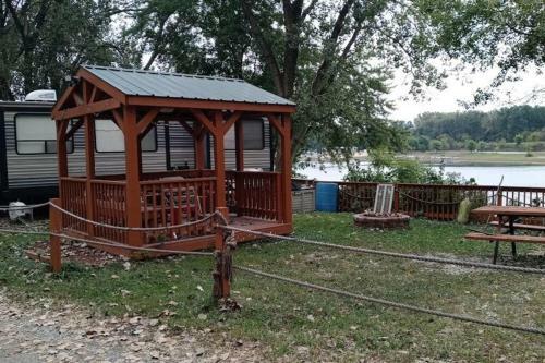 Lakeshore Camp Resort Lake Lot!