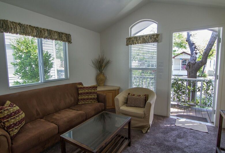 Lodge Arden Acres Executive Suites & Cottages