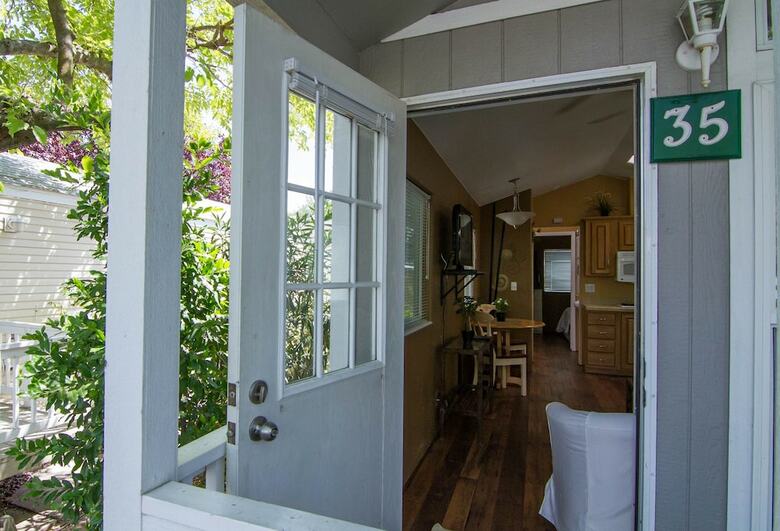 Lodge Arden Acres Executive Suites & Cottages