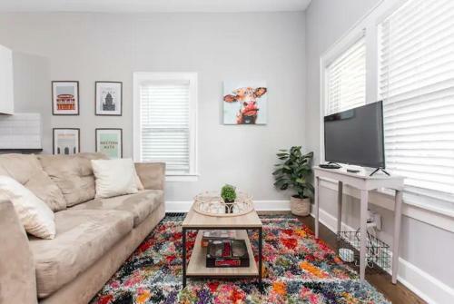 Vibrant Strawberry Hill Home - Walk To Bbq/coffee