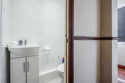 Spacious 3 Bedroom House!free Packing!free Wifi!