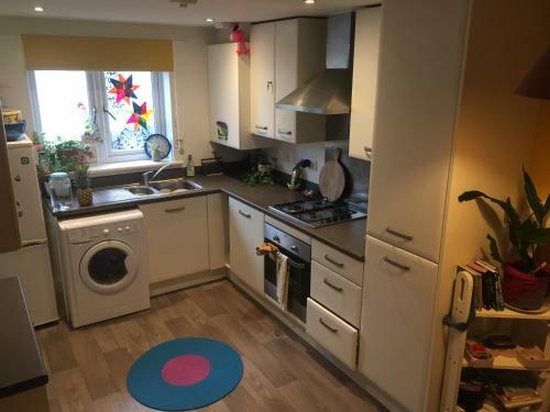 Colourful 2-bed Home By The River, Totnes