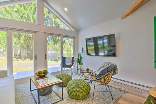 Modern Monticello Home With Hot Tub And Pond
