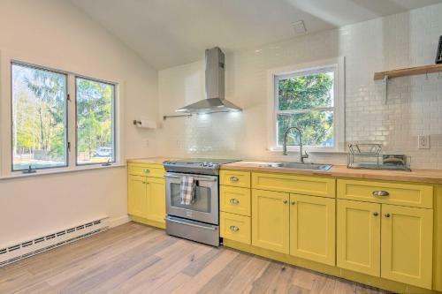 Modern Monticello Home With Hot Tub And Pond