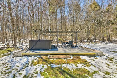Modern Monticello Home With Hot Tub And Pond