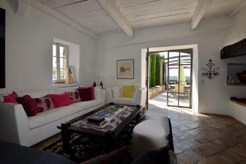 Villa Magnificent Stone Building With View Near Uz�s