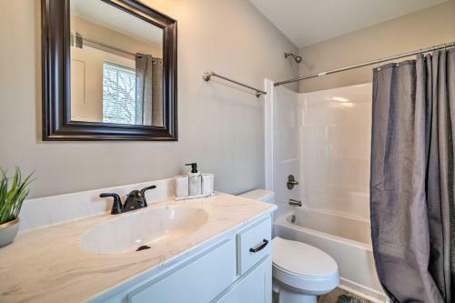 Asheville Area Hideaway With Hot Tub And Deck!