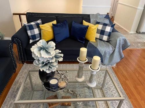Cheerful, Bright, And Quiet Home Mins From Uptown Pet Friendly