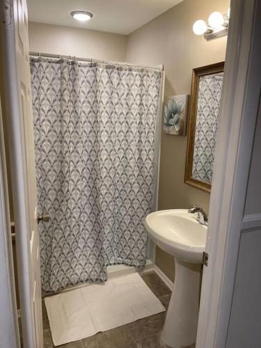 Cheerful, Bright, And Quiet Home Mins From Uptown Pet Friendly