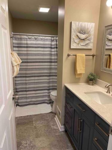 Cheerful, Bright, And Quiet Home Mins From Uptown Pet Friendly