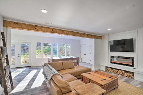 Lush Blue Birds Nest With Hot Tub And Fire Pit