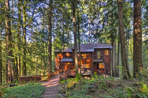 Cozy Sandy Retreat With Hot Tub And Forest Views!