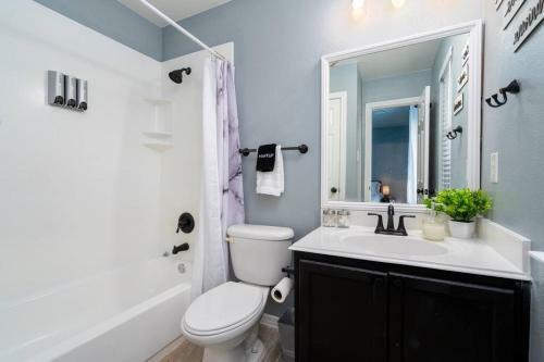 Elegant/4miles To Downtown/gameroom & Firepit