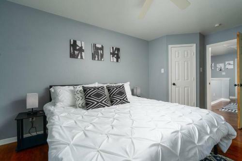 Elegant/4miles To Downtown/gameroom & Firepit